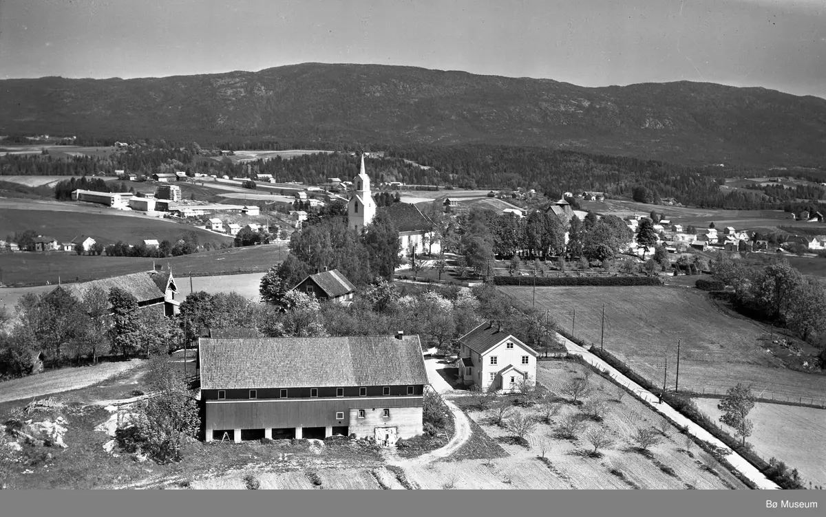 Flyfoto av Bøhaugen 13. juni 1958.