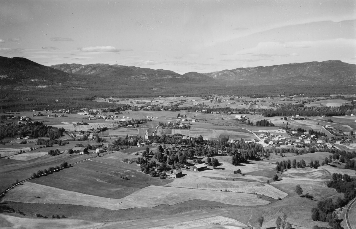 Flyfoto av Bøbygda frå sør.  Bildet er tatt 5. juli 1952.