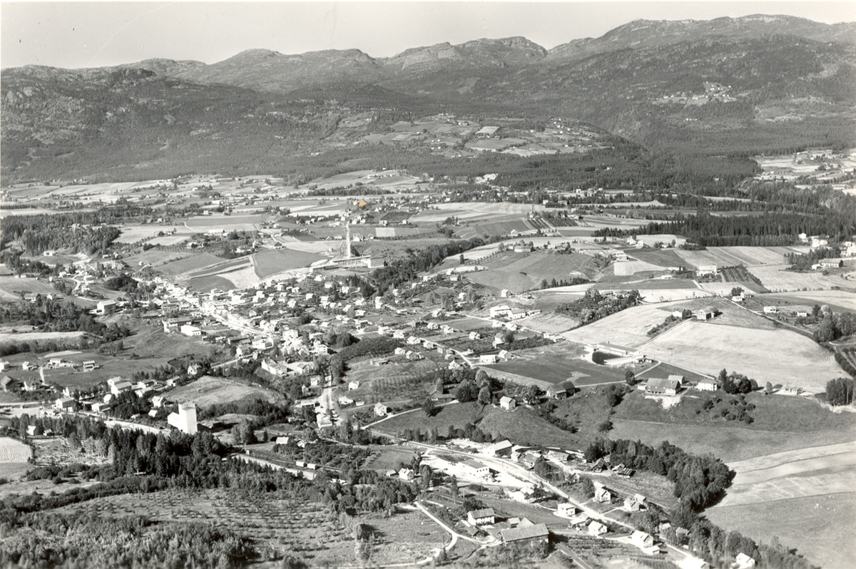 Flyfoto av Bø frå søraust, tatt 21. september 1963. 