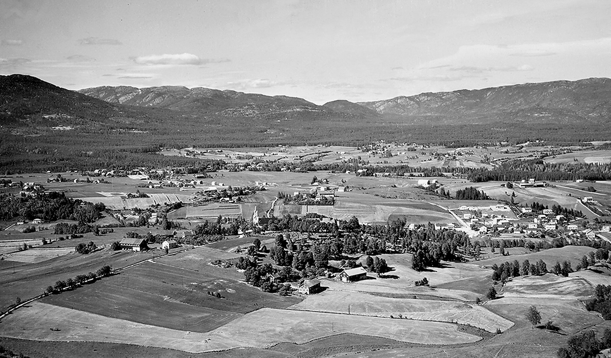 Flyfoto av Bøbygda frå sør.  Bildet er tatt 5. juli 1952.
