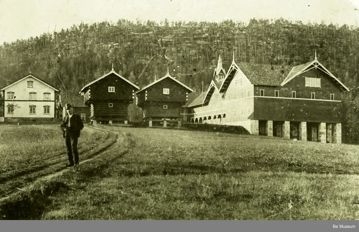 Uvdal gard, Bø i Telemark.