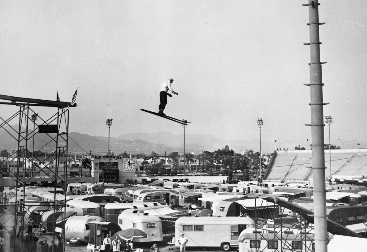 Anders Haugen på showhopping i Los Angeles, USA, 1947.  Då var han 59 år gamal.