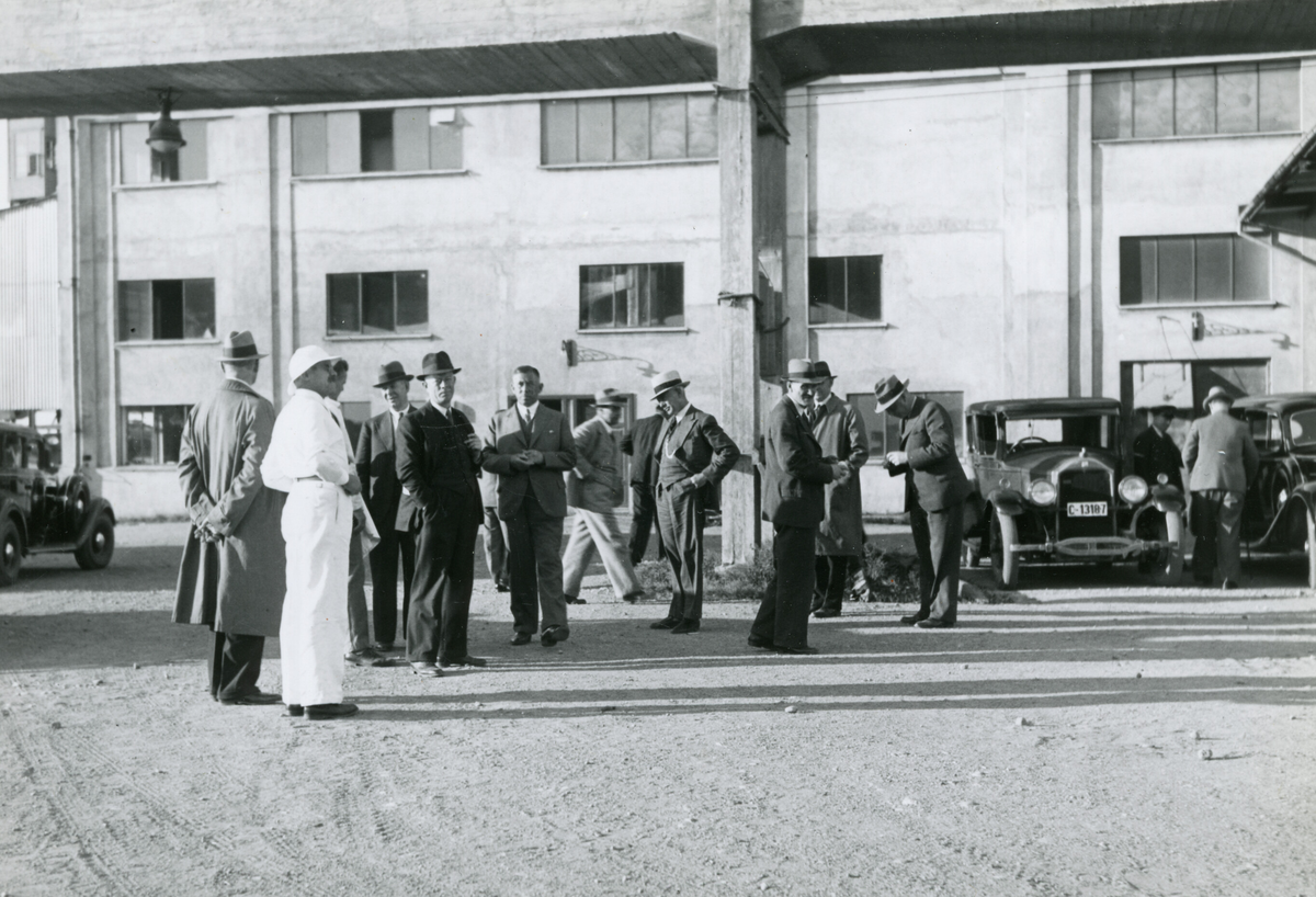 Kornrådet på besøk på Kambo mølle 25.8.1936.  På bildet med dei to personale er rådsmedlemmane Nilssen og Eldrum ved maisrenna på mølla.  
