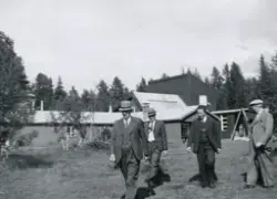 Kornrådet samla utanfor atelierert til bildehoggar Dyere Vaa