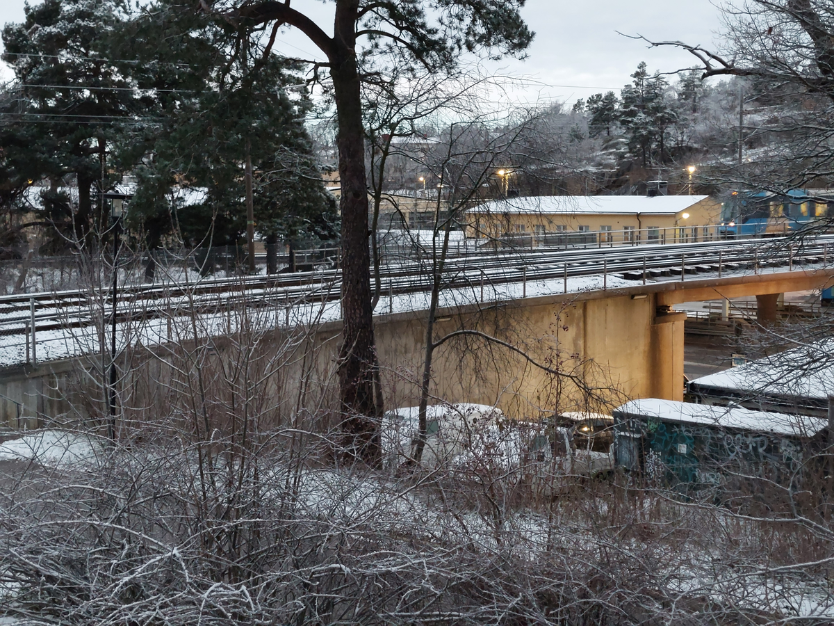 Ett tunnelbanetåg av typ C20 åker sakta över bron vid Alvik.

Denna bro är runt 10 år men den ursprungliga bron i motsvarande läge invigdes 1944 för spårvägen till Ängby. Redan då fanns beslut om kommande tunnelbana. Vissa anpassningar gjordes därför, till exempel så att kurvradien skulle medge tåg med längre boggi-avstånd än vad spårvagnarna hade. Brons relativt snäva kurvor blev dimensionerande för inköp av vagnar till den nya tunnelbanan som i denna sträckning invigdes 1952.