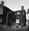 In på gården till Storgatan 64 i Linköping. Vid mitten av 1950-talet flyttades huset till friluftsmuseet Gamla Linköping och restes där under namnet Kopparslagaregården. Foto omkring 1915.