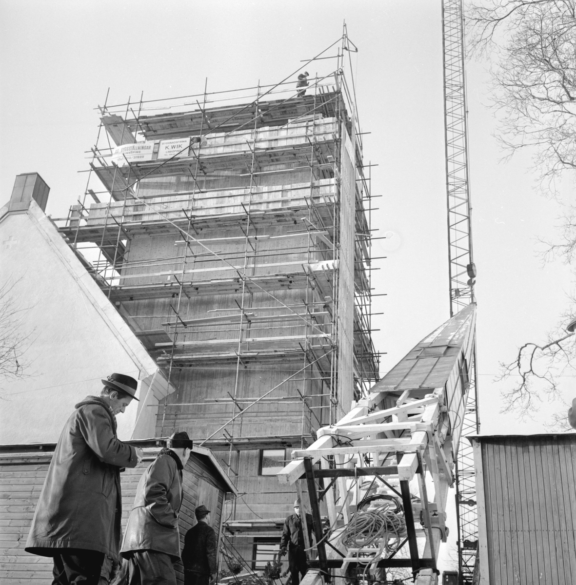 Serie bilder från den nödtvungna återuppbyggnaden av Vists kyrka åren 1964-65. December 1964.