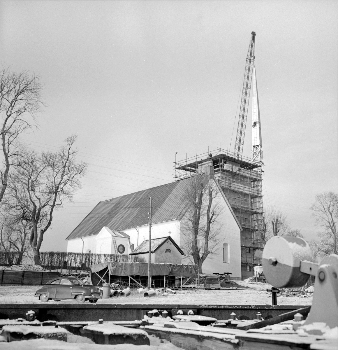 Serie bilder från den nödtvungna återuppbyggnaden av Vists kyrka åren 1964-65. December 1964.