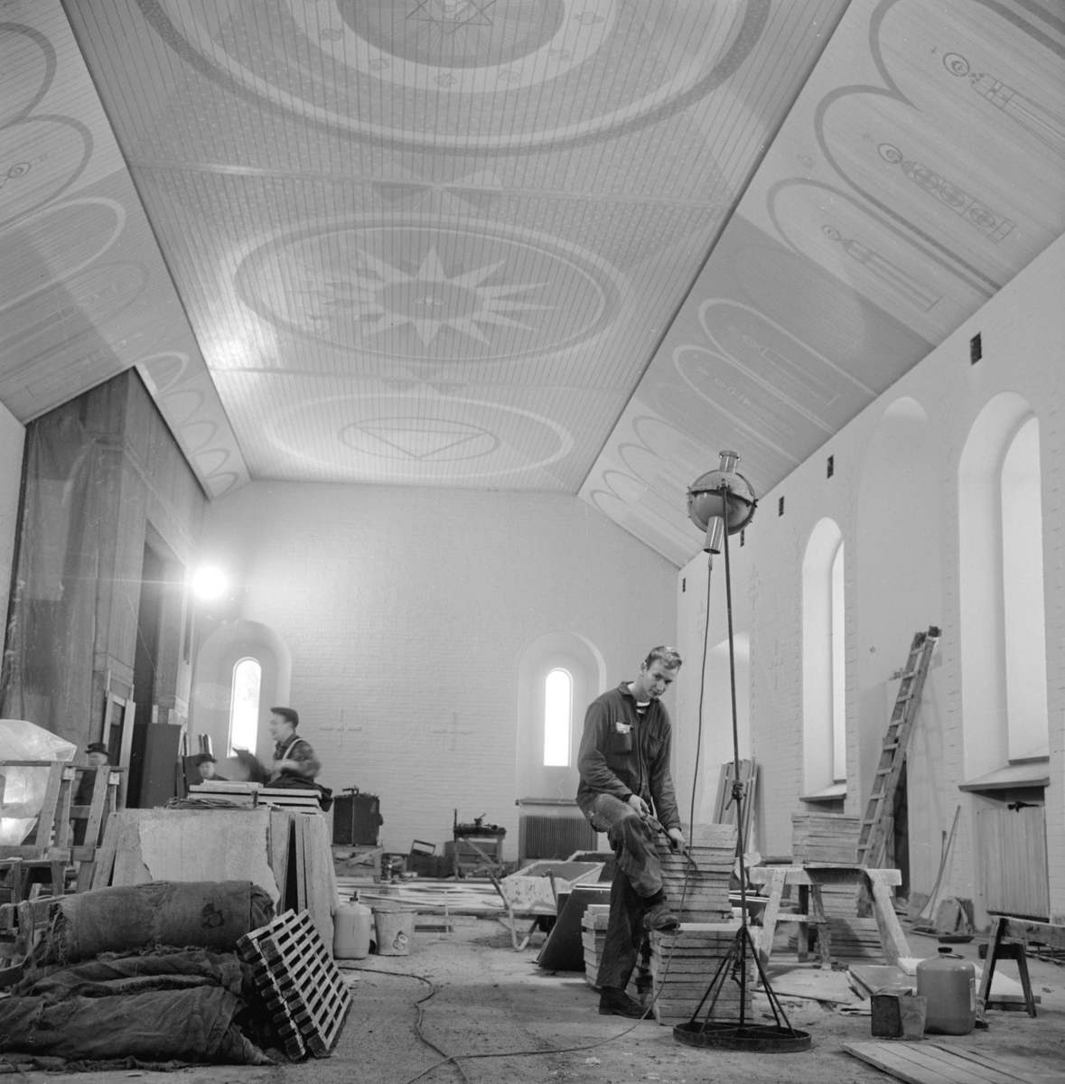 Serie bilder från den nödtvungna återuppbyggnaden av Vists kyrka åren 1964-65. December 1964.