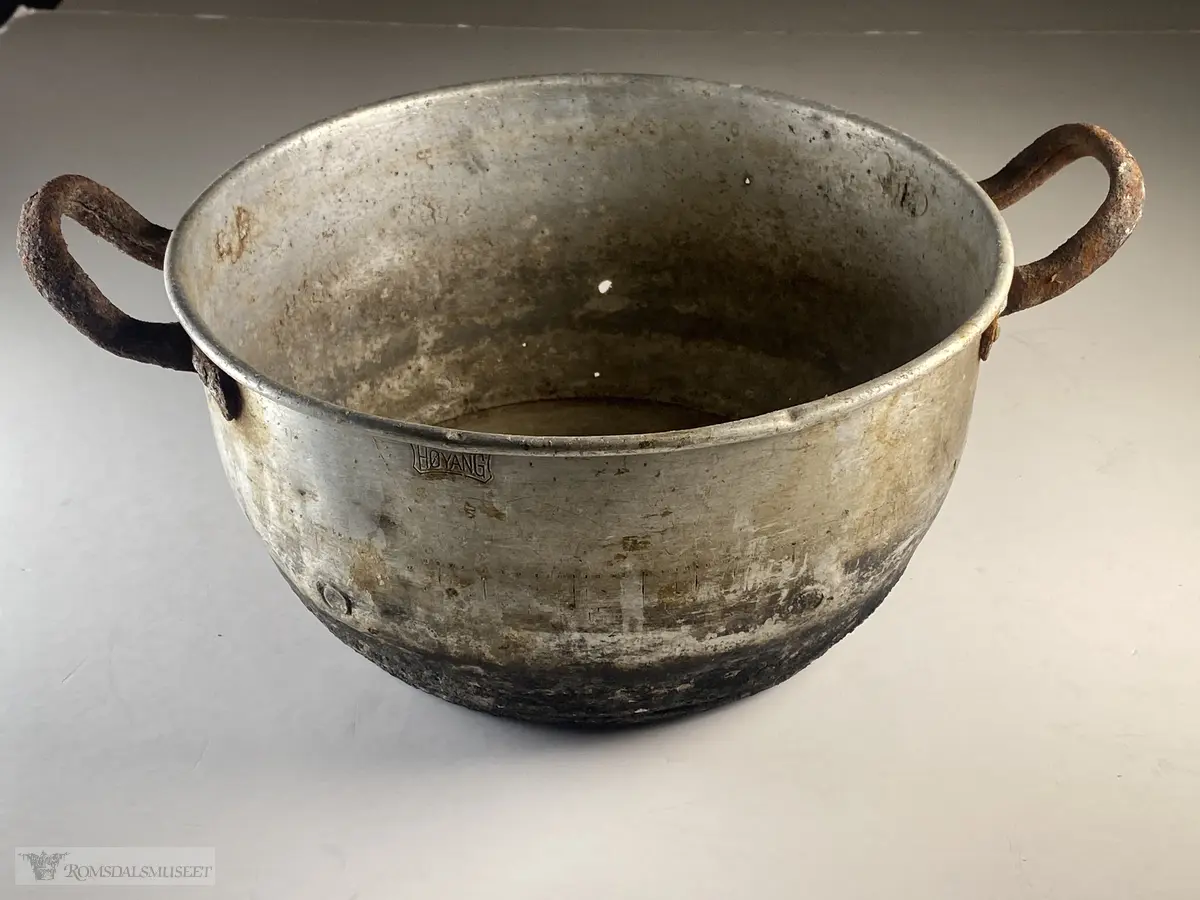 Mellomstor aluminiumsgryte med påklinkede håndtak i stålblikk.