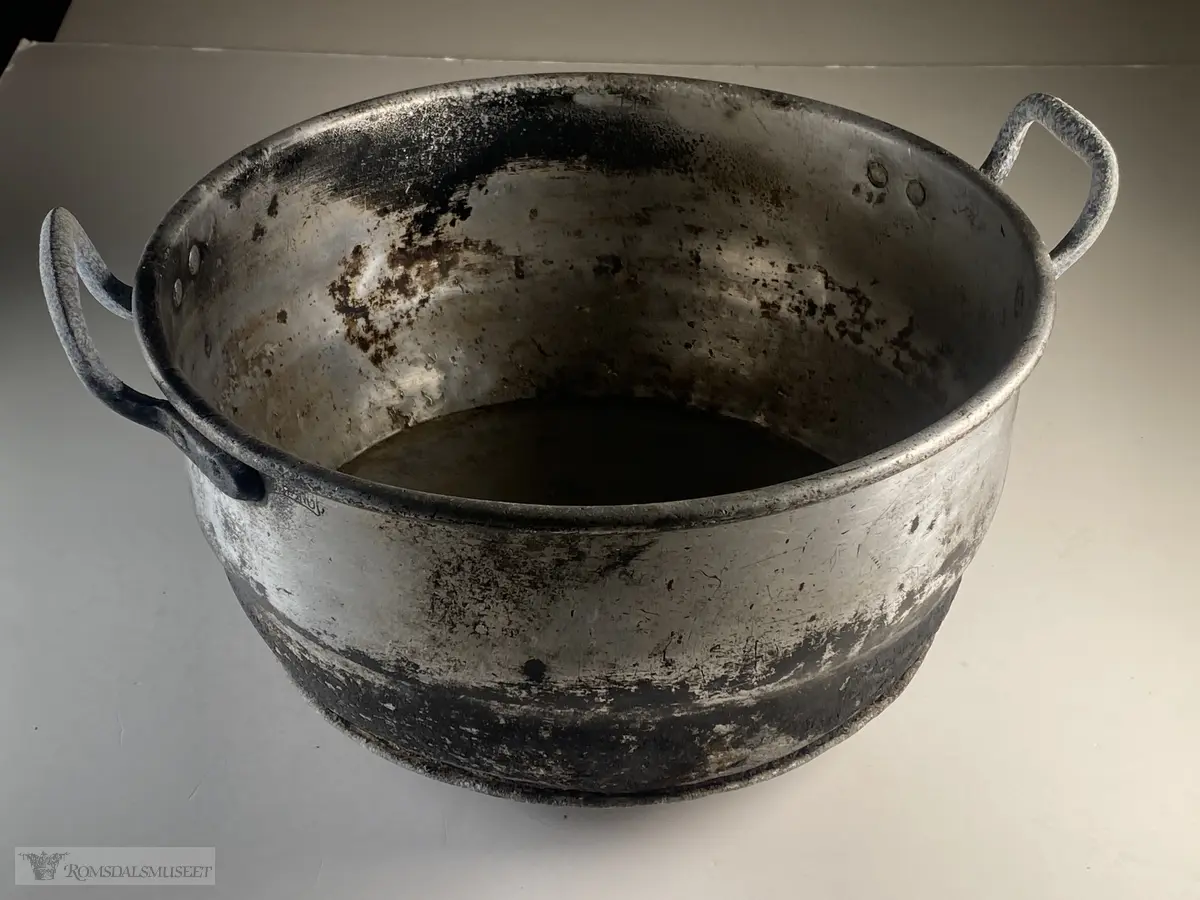 En stor aluminiumsgryte med påklinkede håndtak.