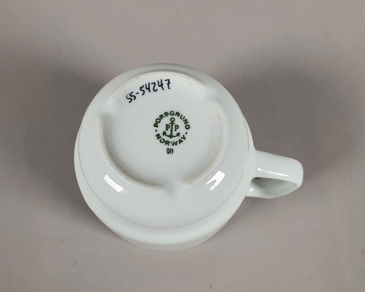 Hvit kaffe- eller tekopp av porselen, med grønt bladmønster langs kanten og turistforeningens logo fra perioden etter 1988.