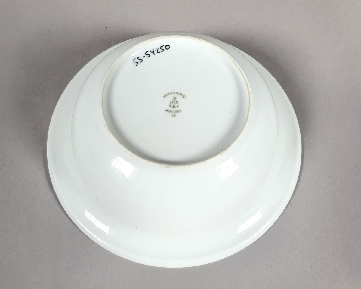 Hvit dyp tallerken av porselen, med grønt bladmønster langs kanten.
