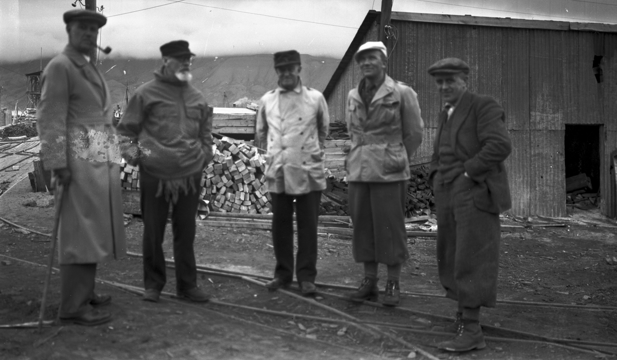 Sysselmann Marlow, dosent Adolf Hoel, Kommandørkaptein V. Krogh, Clemetsen og Svendsen. 