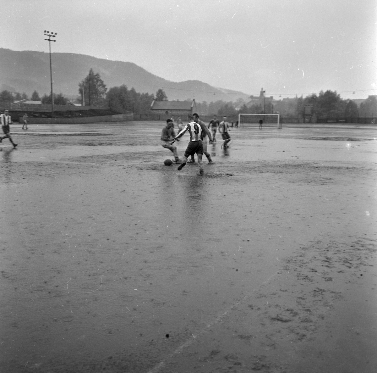 Fotballkamp mellom Kvik - Verdal på klissvåt bane