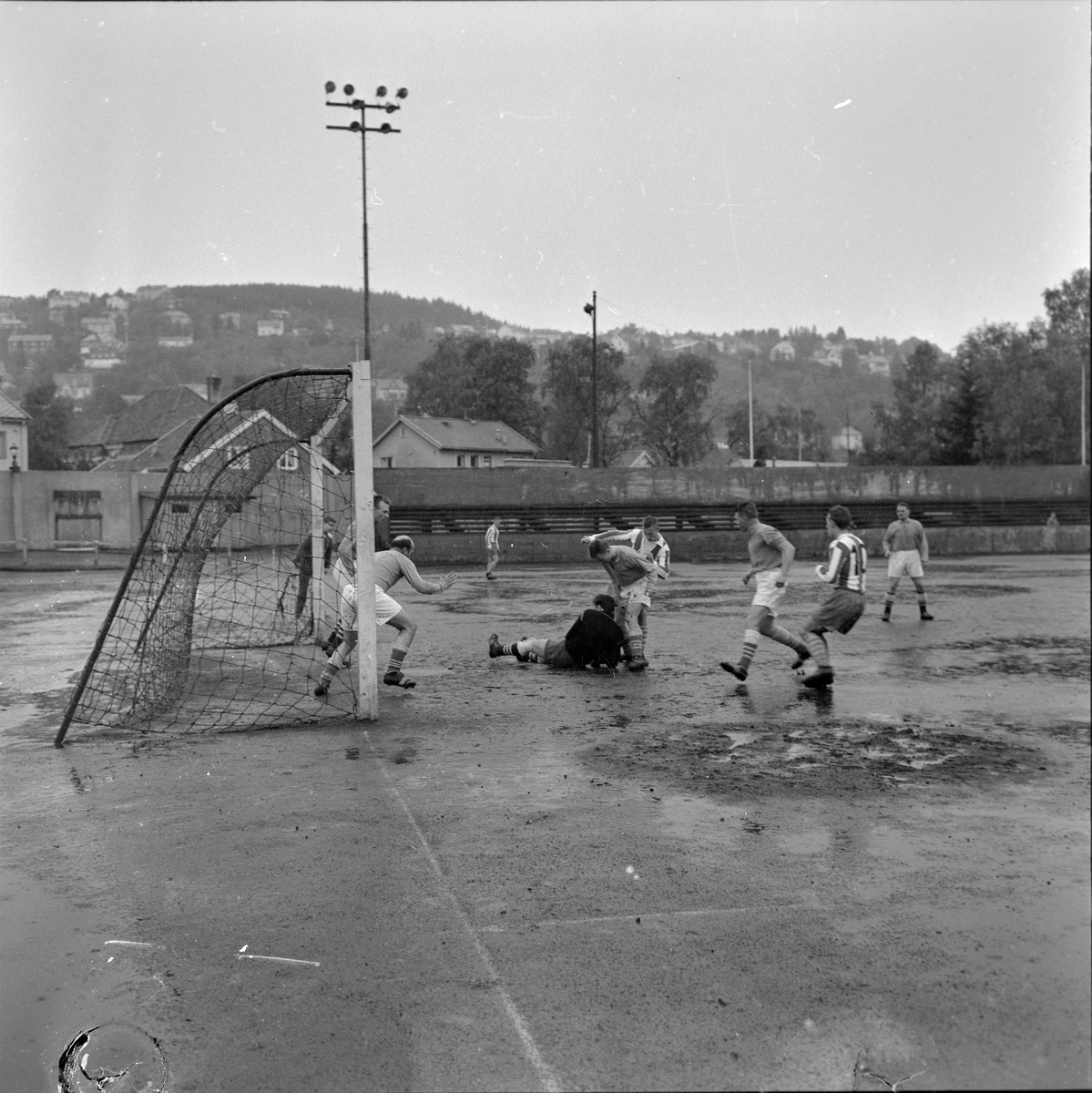 Fotballkamp mellom Kvik - Verdal på klissvåt bane