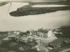 Flygbild av kyrkoherdebostället i Karesuando, 19 juli 1926.



Tillhörande bildrapport från Gränsspanaravdelningen till chefen för flygspanarskolan.