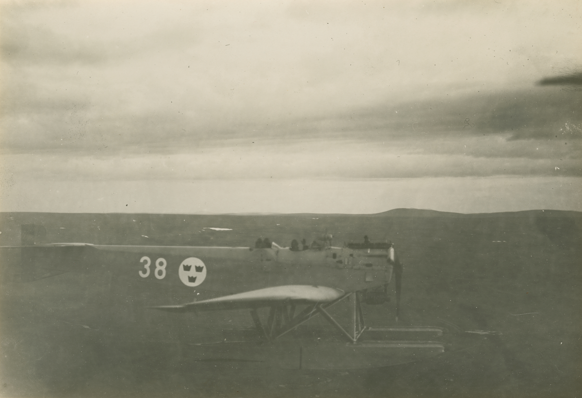 Flygbild av spaningsflygplan Hansa Brandenburg typ 32, nr. 38 på väg mot Kilpisjärvi, 26 juli 1926.
Vy från sidan.

Tillhörande bildrapport från Gränsspanaravdelningen till chefen för flygspanarskolan.