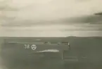 Flygbild av spaningsflygplan Hansa Brandenburg typ 32, nr. 38 på väg mot Kilpisjärvi, 26 juli 1926.
Vy från sidan.

Tillhörande bildrapport från Gränsspanaravdelningen till chefen för flygspanarskolan.