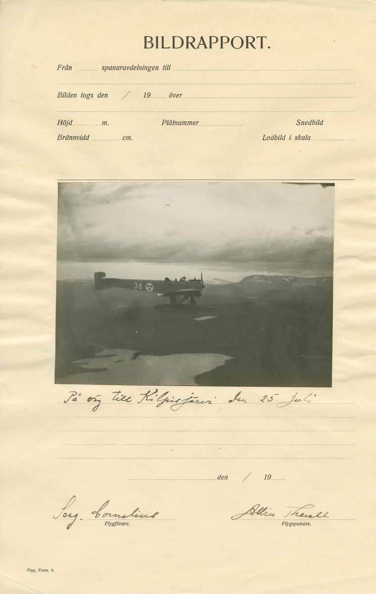Flygbild av spaningsflygplan Hansa Brandenburg typ 32, nr. 38 på väg mot Kilpisjärvi, 26 juli 1926.
Vy snett bakifrån.

Tillhörande bildrapport från Gränsspanaravdelningen till chefen för flygspanarskolan.