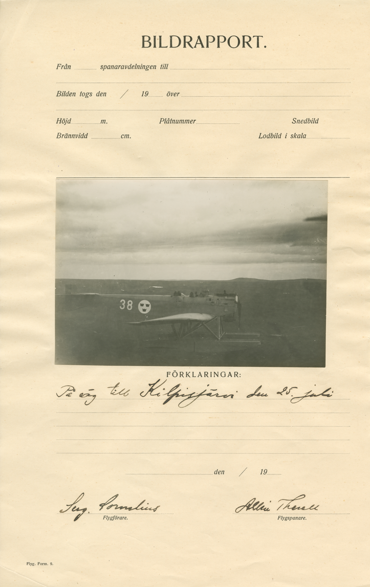 Flygbild av spaningsflygplan Hansa Brandenburg typ 32, nr. 38 på väg mot Kilpisjärvi, 26 juli 1926.
Vy från sidan.

Tillhörande bildrapport från Gränsspanaravdelningen till chefen för flygspanarskolan.