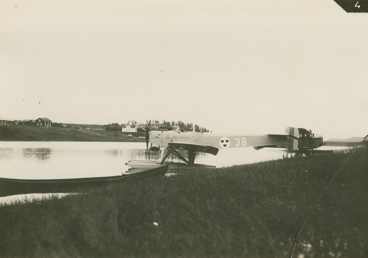 Flygplan Hansa Brandenburg typ 32 på vatten. Märkt nr. 38. Troligtvis på Torne älv, Pajala. I bakgrunden syns flygplan S 21H. Augusti, 1926.

Bild monterad på bildrapportsblad.: Förklaringar: "Gränsdivisionens" tre båtar, bortifrån räknat; S 21 hydro, fröken Brandenburg och herr älv-gädda. Pajala i aug. 1926. Foto: Kilger.