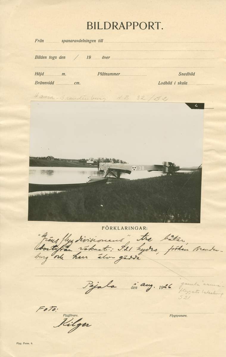 Flygplan Hansa Brandenburg typ 32 på vatten. Märkt nr. 38. Troligtvis på Torne älv, Pajala. I bakgrunden syns flygplan S 21H. Augusti, 1926.

Bild monterad på bildrapportsblad.: Förklaringar: "Gränsdivisionens" tre båtar, bortifrån räknat; S 21 hydro, fröken Brandenburg och herr älv-gädda. Pajala i aug. 1926. Foto: Kilger.