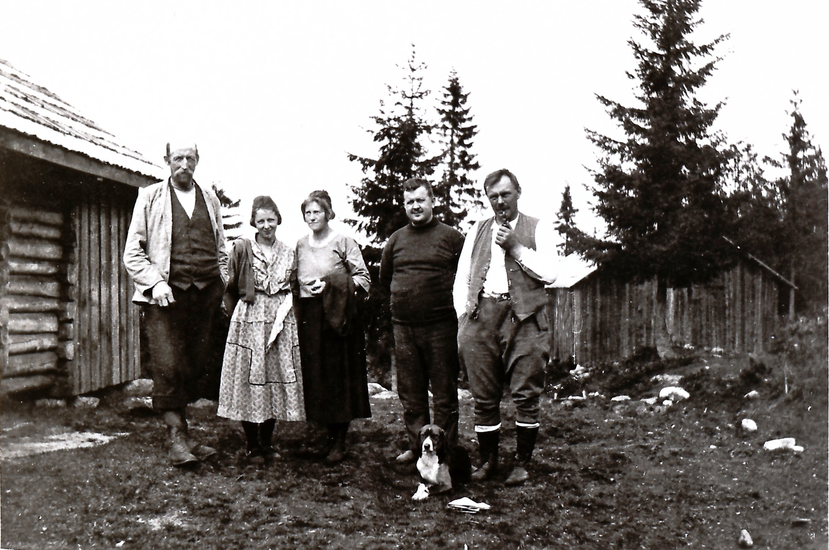 Til høyre: Føskebua.
Fra venstre: 1. Ole Daniel Jordet f.1862, 2. Ragna Føske f.1905, 3. Ukjent, 4. Ingjald Skinnes f.1907, 5. Halfdan Skinnes f.1891.