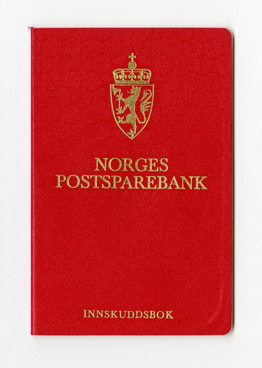 Rød bankbok med sider for utfylling. På innsiden av boken er det stemplet og fylt ut med skrift ved inntak og uttak. Skrift på fremsiden, Norges riksvåpen og Postsparebankens logo på baksiden.