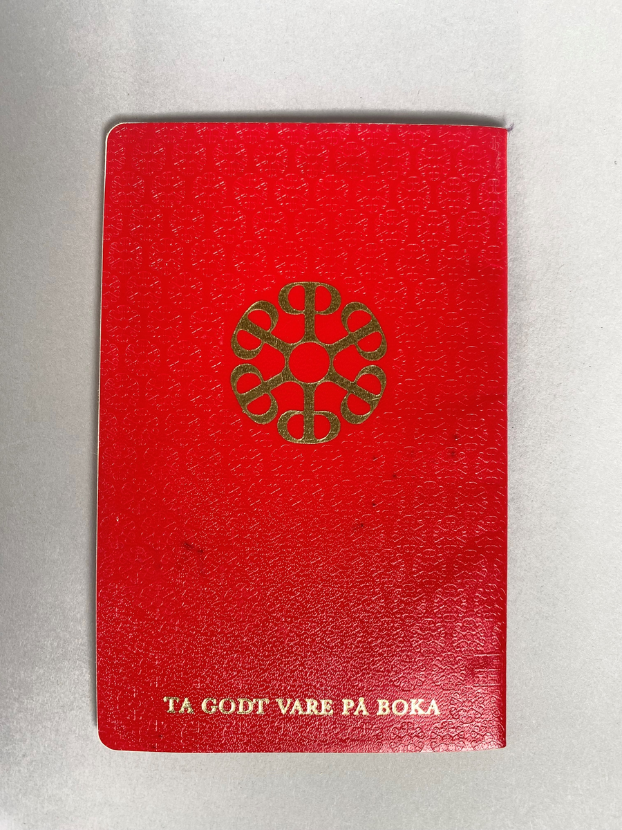 Rød bankbok med sider for utfylling. På innsiden av boken er det stemplet og fylt ut med skrift ved inntak og uttak. Skrift på fremsiden, Norges riksvåpen og Postsparebankens logo på baksiden.