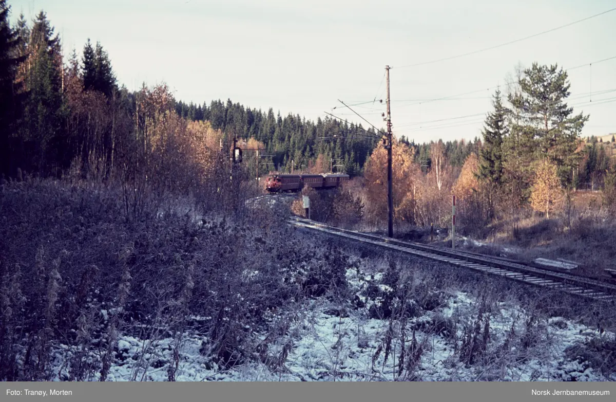 Elektrisk motorvognsett type 68A med lokaltog ved innkjørhovedsignal D på Roa stasjon