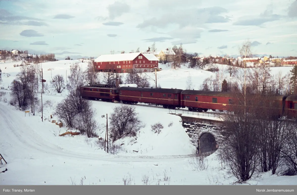 Elektrisk lokomotiv El 14 med dagtoget fra Oslo Ø til Bergen, tog 601, mellom Roa og Grindvoll stasjoner