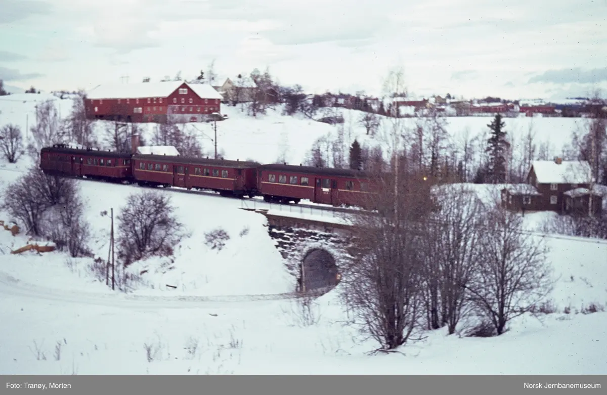 Elektrisk motorvognsett type 67 med lokaltog retning Oslo mellom Roa og Grindvoll stasjoner