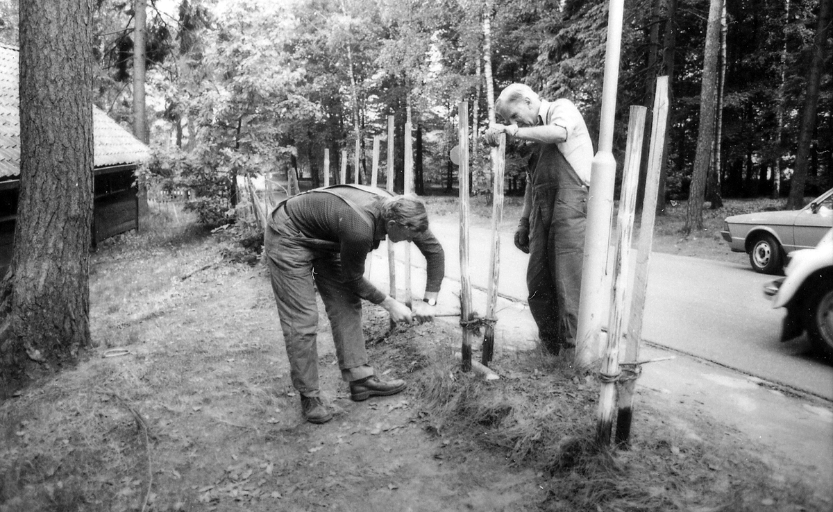 Söndagen 1981-05-24 anordnade Hallands museiförening i samarbete med Samarbetsrådet i hembygdsfrågor en endagskurs i konsten att slå gärsgård på gammalt vis. Kursledare var Rolf Lindell.