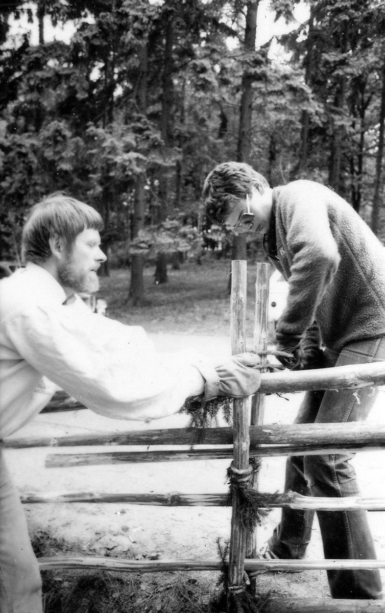 Söndagen 1981-05-24 anordnade Hallands museiförening i samarbete med Samarbetsrådet i hembygdsfrågor en endagskurs i konsten att slå gärsgård på gammalt vis. Kursledare var Rolf Lindell.