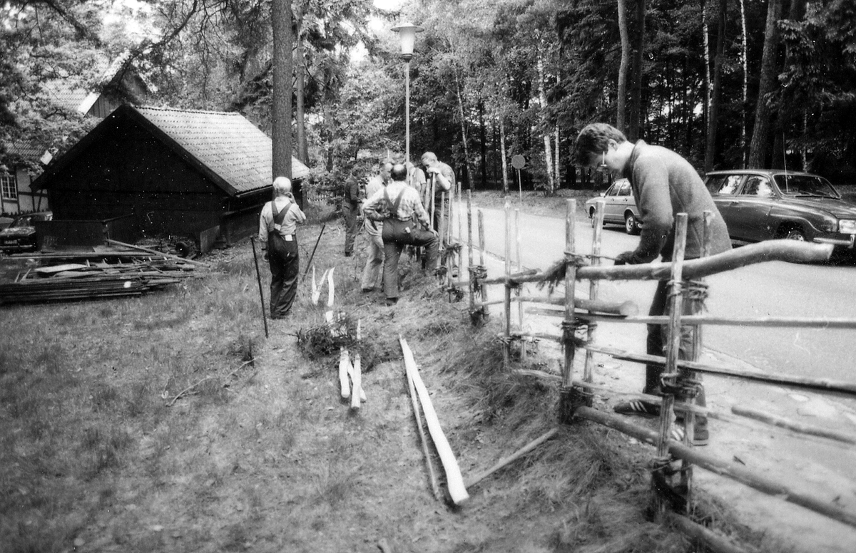 Söndagen 1981-05-24 anordnade Hallands museiförening i samarbete med Samarbetsrådet i hembygdsfrågor en endagskurs i konsten att slå gärsgård på gammalt vis. Kursledare var Rolf Lindell.