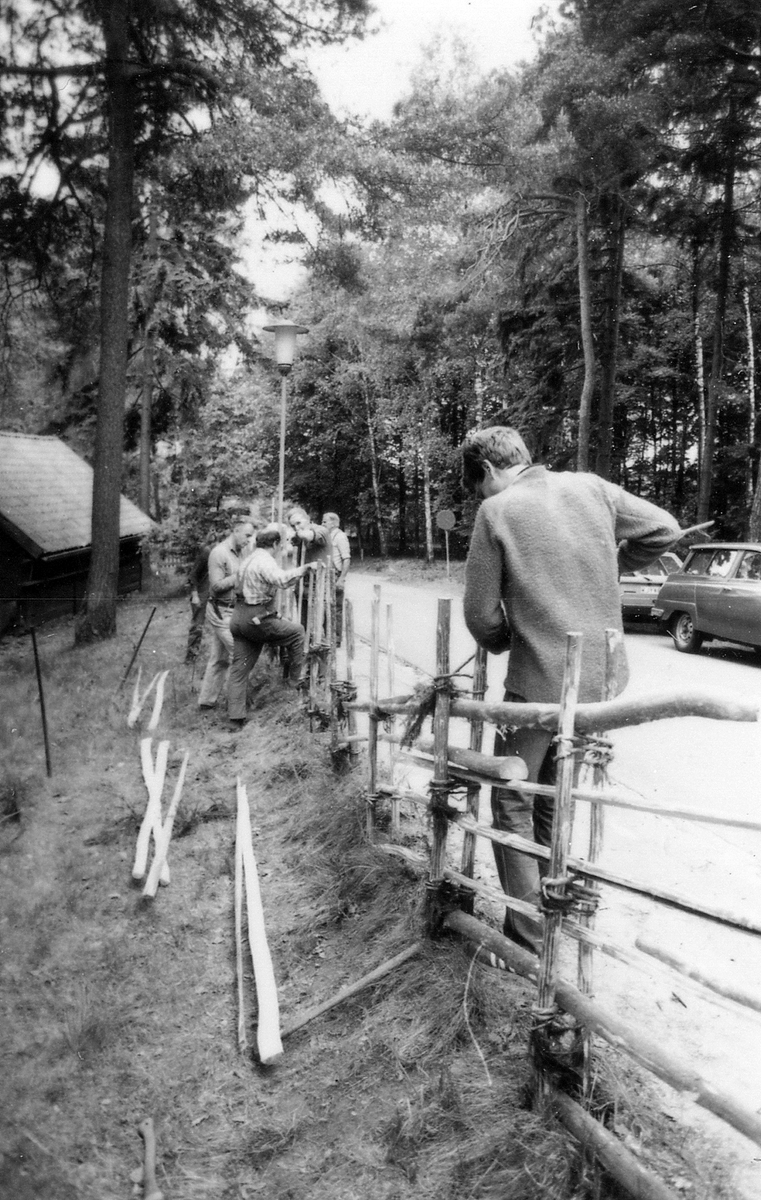Söndagen 1981-05-24 anordnade Hallands museiförening i samarbete med Samarbetsrådet i hembygdsfrågor en endagskurs i konsten att slå gärsgård på gammalt vis. Kursledare var Rolf Lindell.