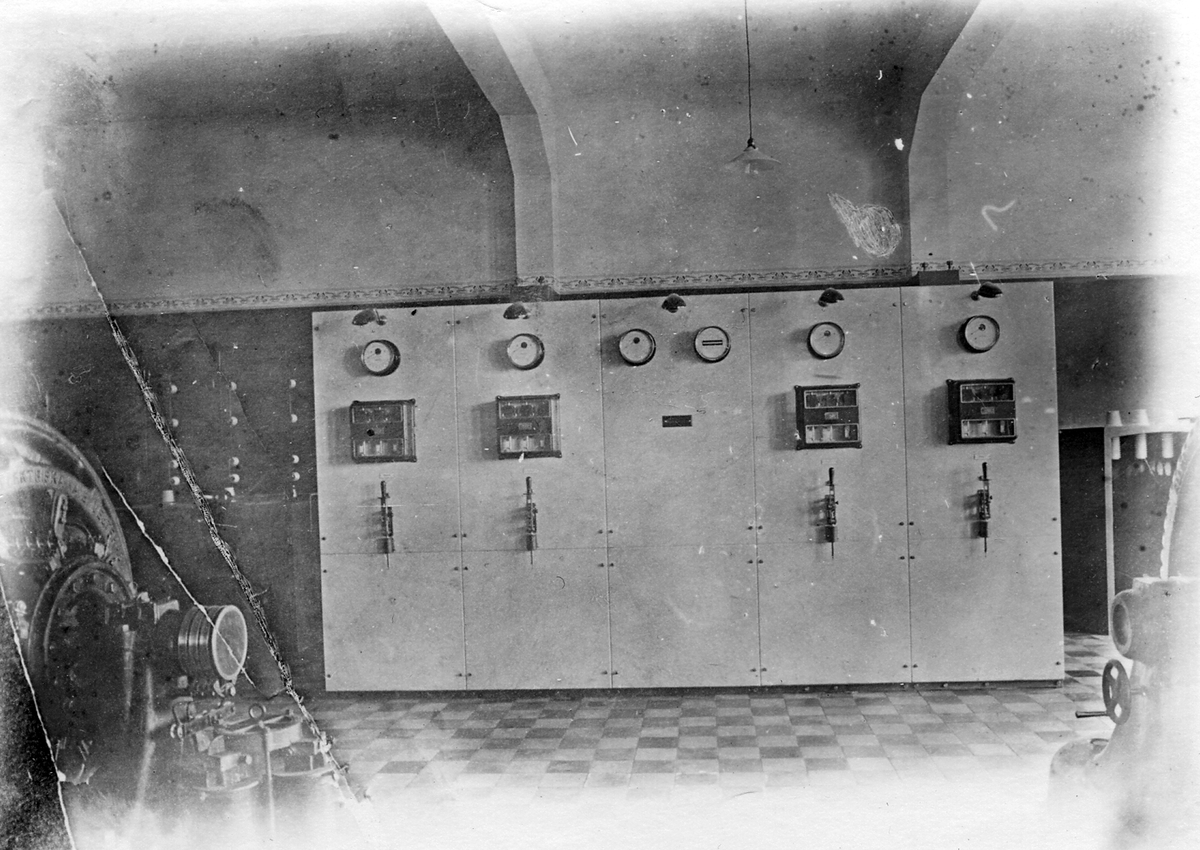 Bild 1-8: Troligen 1922.
Bild 9: Regleringsventil för ångturbin.
Bild 10: Ångturbin.
Bild 11: Vaporackumulator i gårdsskjul.
Bild 12: Underhållspanna för vaporackumulator.
Bild 13-14: Omformare 1o 2 med utjämnings-aggregat.
Bild 15: Panna nr.2.
Bild 16: Murning. 
Bild 17-18: Ångmaskin nr.1 (1897). ( finns nu på Kattegattskolan)
Bild 19: Maskinmästare Erik Jönsson t.v. 1922.
Bild 20: Fr. v. Emil Blom, Thorvald Valentin, ??, Olof Lovén, Reinhold Ljunggren. 1922.
Bild 21: Instruktionstavlor för ångmaskin ( på byggnadens östra sida) 1922.