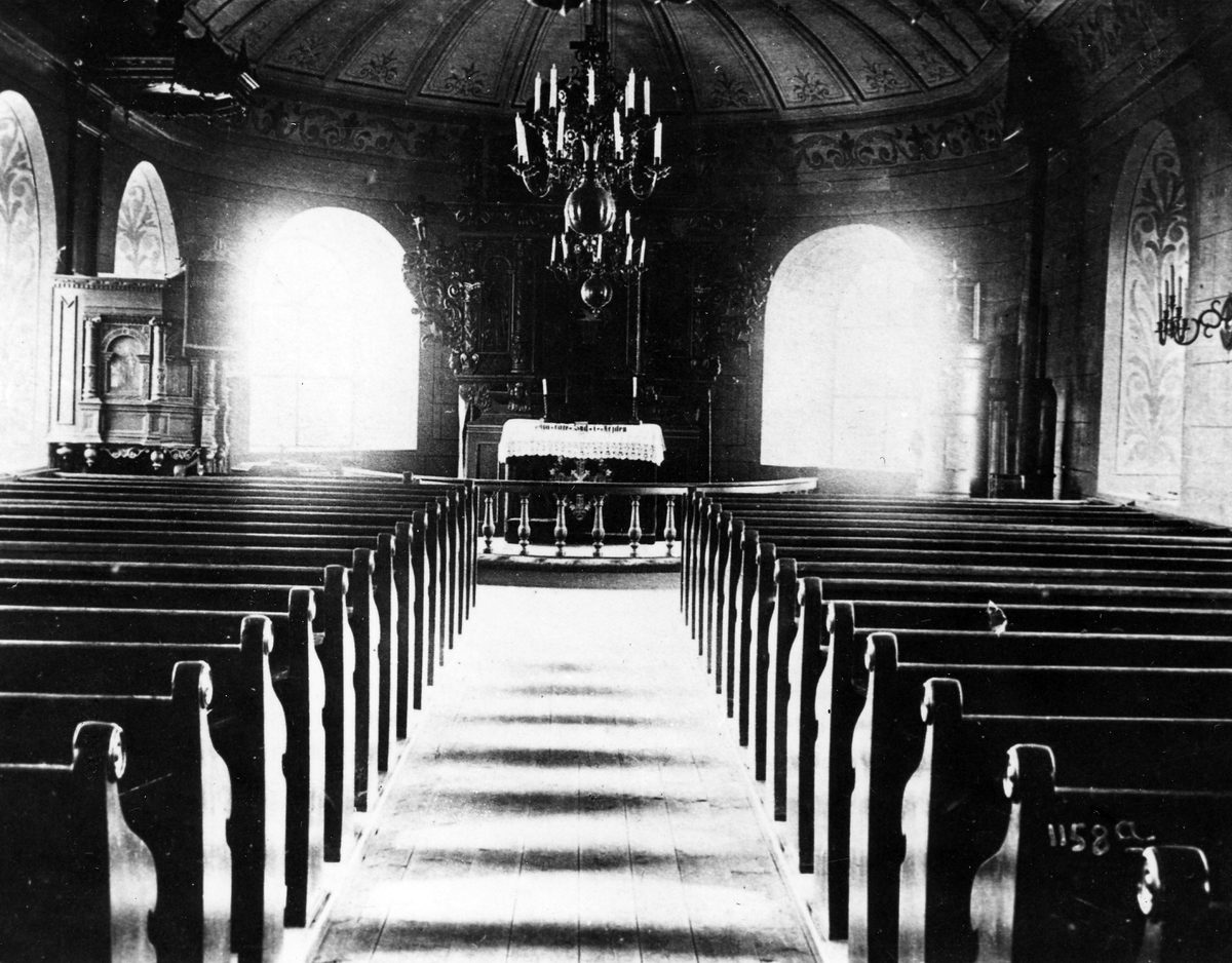 Steninge sn, Steninge kyrka.
Kyrkans interiör mellan restaureringarna 1899 och 1932. Vid den sistnämnda restaureringen murades fönsterna på ömse sidor om altaret igen.