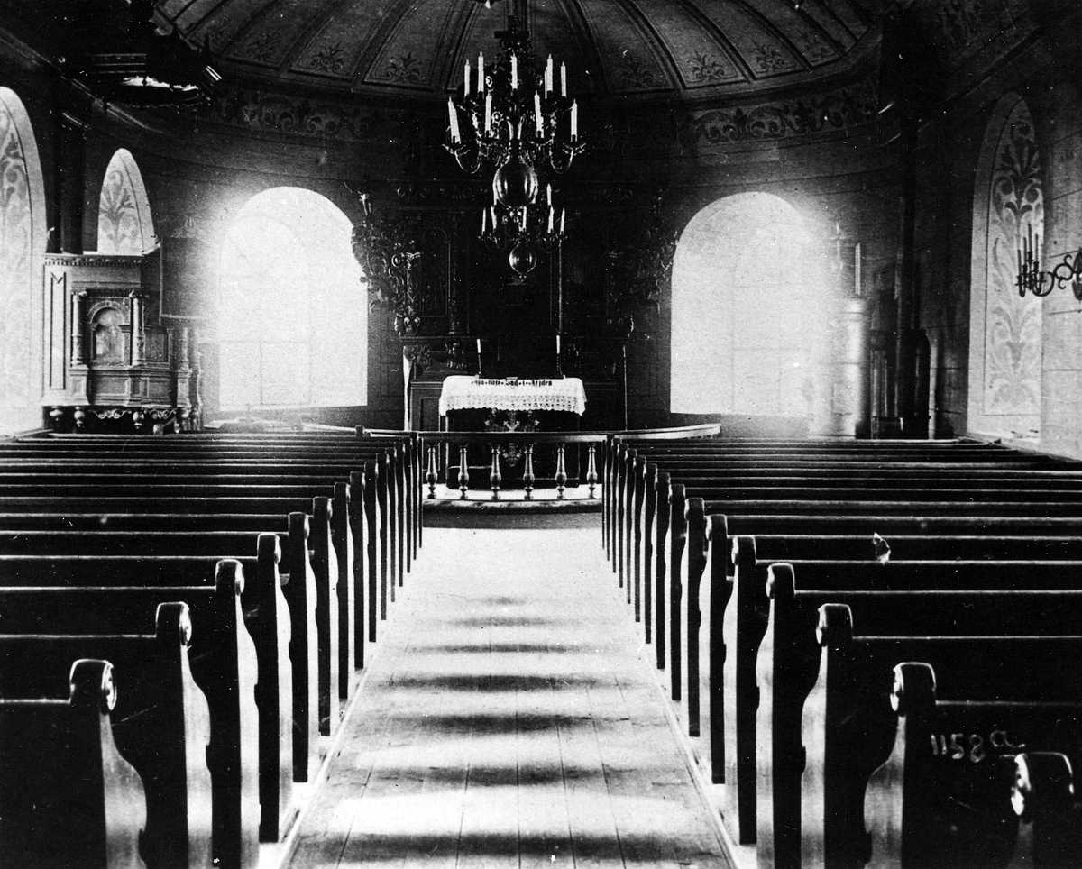 Steninge sn, Steninge kyrka.
Kyrkans interiör mellan restaureringarna 1899 och 1932. Vid den sistnämnda restaureringen murades fönsterna på ömse sidor om altaret igen.