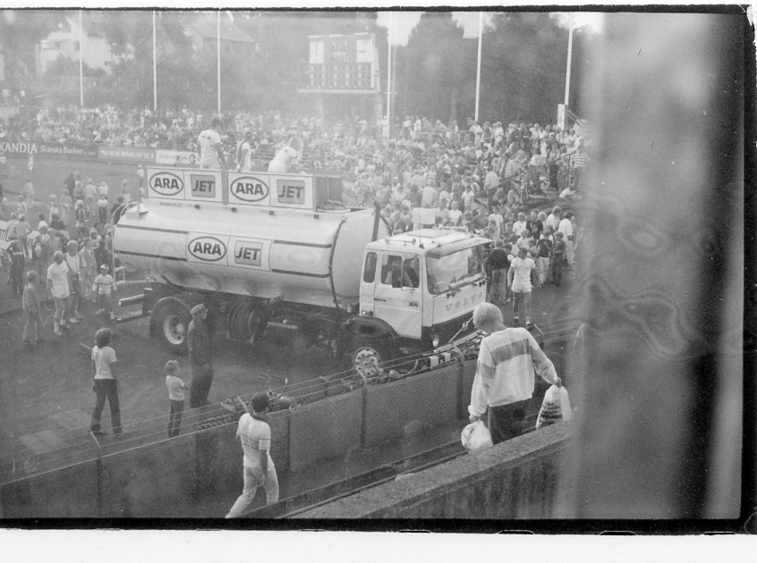 Halmstad, Örjans vall. Prestigederbyt "bäst i stan"- HBK mot Halmia, 18 juli 1984. Foto 1 och 2 (14A-15A) Arla bjöd på gräddtårta. Foto 3, 4 och 5 (16A-18A) Helikopter släppte ner bollar till barnen. Foto 6, 7, 8, 9, 10 (19A-23A) Helikopter släppte ner bollar till barnen. Foto 11 och 12 (24A-25A) Helikopter släppte bollar till barnen. Foto 13, 14 och 15 (26A-28A) Arla luftballong. Foto 16 och 17 (30A-31A) Arla Jet delade ut plastpåsar med reklam.