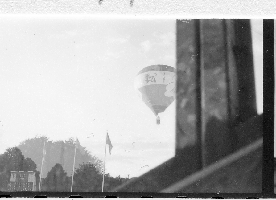 Halmstad, Örjans vall. Prestigederbyt "bäst i stan"- HBK mot Halmia, 18 juli 1984. Foto 1 och 2 (14A-15A) Arla bjöd på gräddtårta. Foto 3, 4 och 5 (16A-18A) Helikopter släppte ner bollar till barnen. Foto 6, 7, 8, 9, 10 (19A-23A) Helikopter släppte ner bollar till barnen. Foto 11 och 12 (24A-25A) Helikopter släppte bollar till barnen. Foto 13, 14 och 15 (26A-28A) Arla luftballong. Foto 16 och 17 (30A-31A) Arla Jet delade ut plastpåsar med reklam.