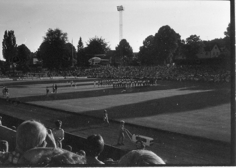 Halmstad, Örjans vall. Prestigederbyt "bäst i stan"- HBK mot Halmia, 18 juli 1984. Foto 1 och 2 (14A-15A) Arla bjöd på gräddtårta. Foto 3, 4 och 5 (16A-18A) Helikopter släppte ner bollar till barnen. Foto 6, 7, 8, 9, 10 (19A-23A) Helikopter släppte ner bollar till barnen. Foto 11 och 12 (24A-25A) Helikopter släppte bollar till barnen. Foto 13, 14 och 15 (26A-28A) Arla luftballong. Foto 16 och 17 (30A-31A) Arla Jet delade ut plastpåsar med reklam.