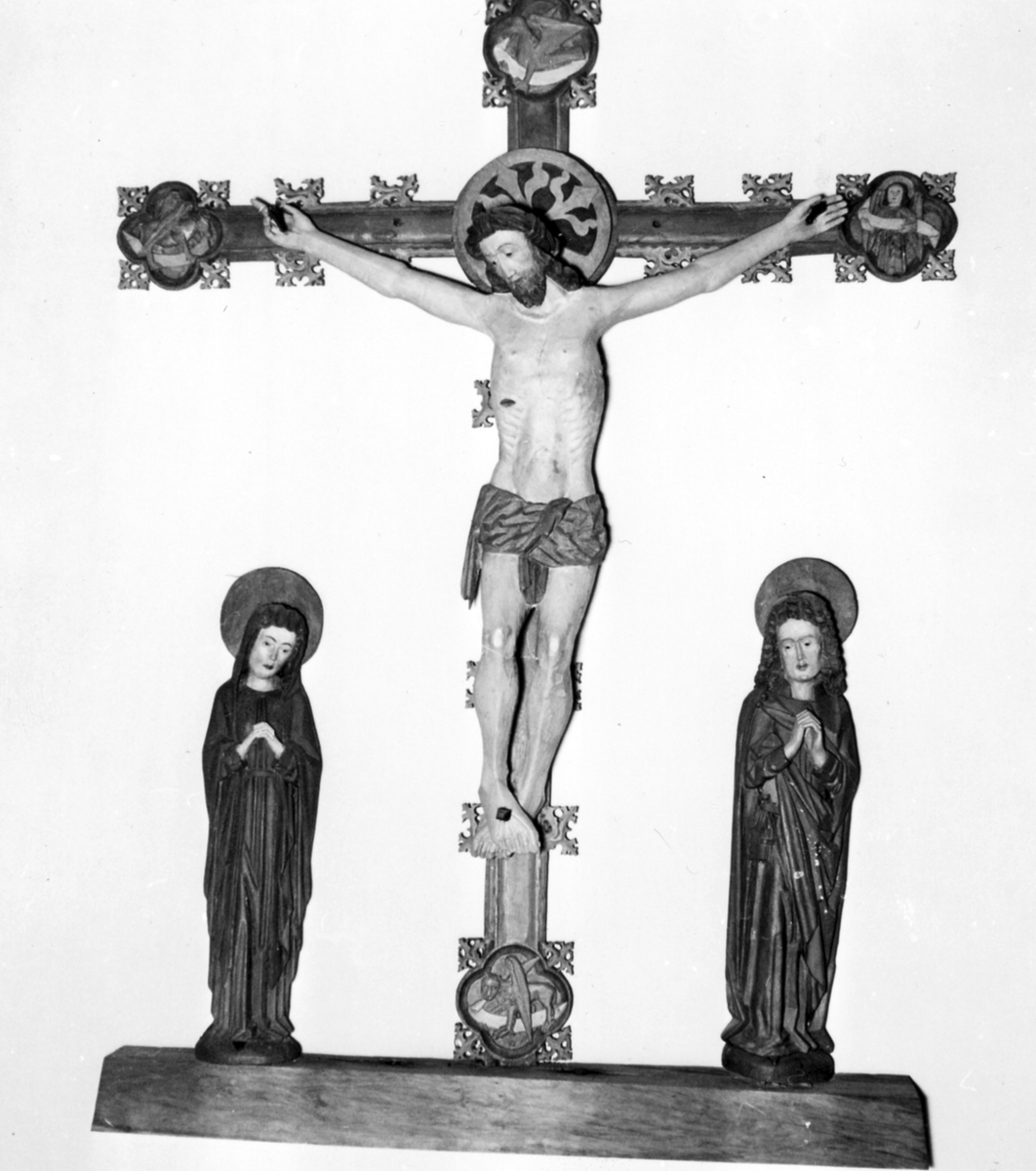 Rävinge sn, Rävinge kyrka. Kalvariegruppen från 1500-talets början, är en fin exponent för den känslomässiga inriktningen hos gotikens saknade skulptur.