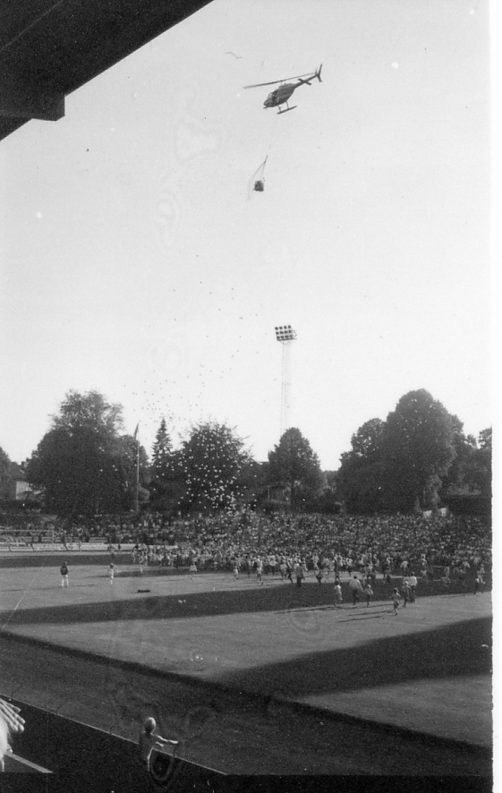 Halmstad, Örjans vall. Prestigederbyt "bäst i stan"- HBK mot Halmia, 18 juli 1984. Foto 1 och 2 (14A-15A) Arla bjöd på gräddtårta. Foto 3, 4 och 5 (16A-18A) Helikopter släppte ner bollar till barnen. Foto 6, 7, 8, 9, 10 (19A-23A) Helikopter släppte ner bollar till barnen. Foto 11 och 12 (24A-25A) Helikopter släppte bollar till barnen. Foto 13, 14 och 15 (26A-28A) Arla luftballong. Foto 16 och 17 (30A-31A) Arla Jet delade ut plastpåsar med reklam.