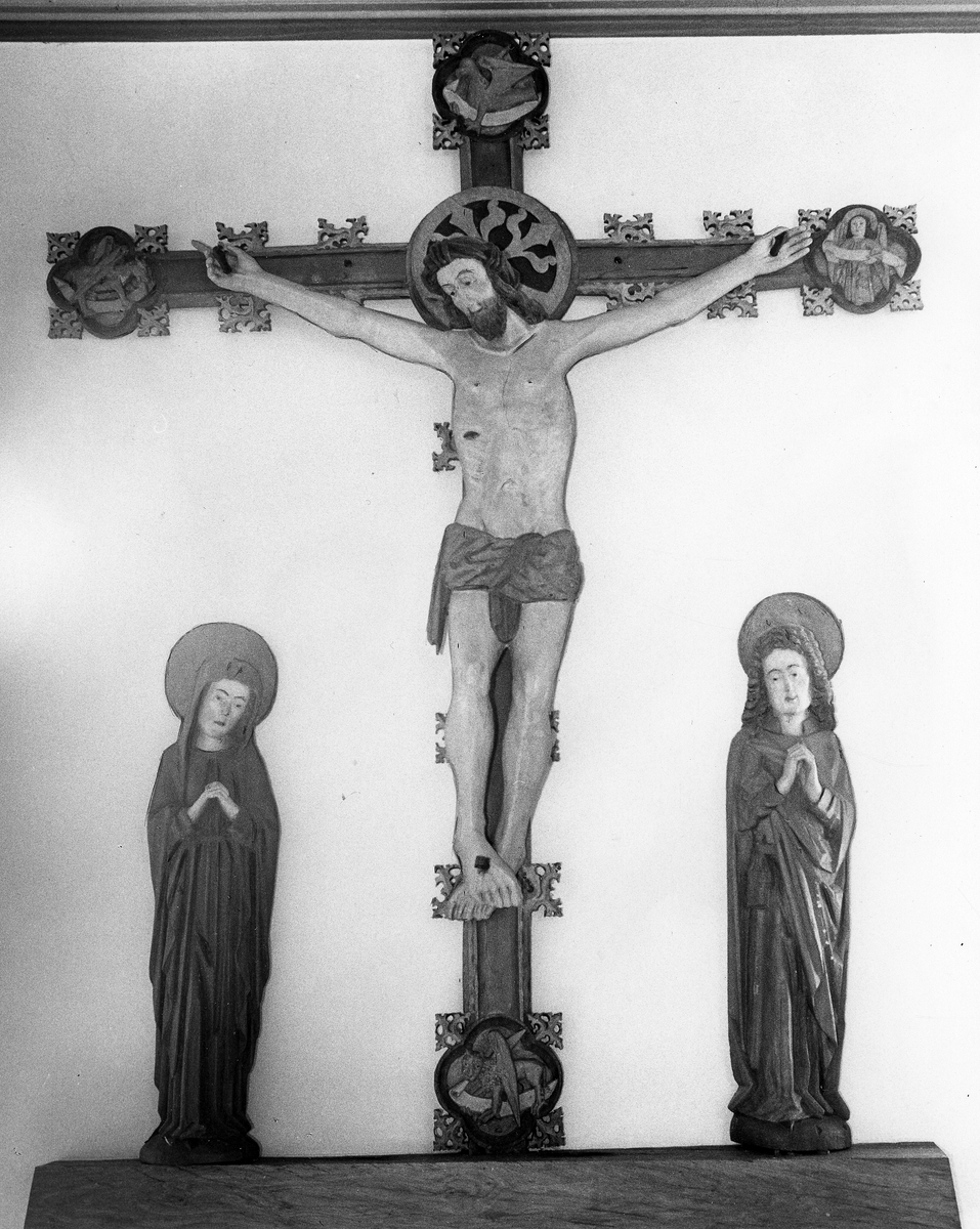 Rävinge sn, Rävinge kyrka. Kalvariegruppen från 1500-talets början, är en fin exponent för den känslomässiga inriktningen hos gotikens saknade skulptur.