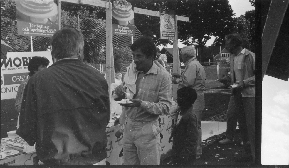 Halmstad, Örjans vall. Prestigederbyt "bäst i stan"- HBK mot Halmia, 18 juli 1984. Foto 1 och 2 (14A-15A) Arla bjöd på gräddtårta. Foto 3, 4 och 5 (16A-18A) Helikopter släppte ner bollar till barnen. Foto 6, 7, 8, 9, 10 (19A-23A) Helikopter släppte ner bollar till barnen. Foto 11 och 12 (24A-25A) Helikopter släppte bollar till barnen. Foto 13, 14 och 15 (26A-28A) Arla luftballong. Foto 16 och 17 (30A-31A) Arla Jet delade ut plastpåsar med reklam.