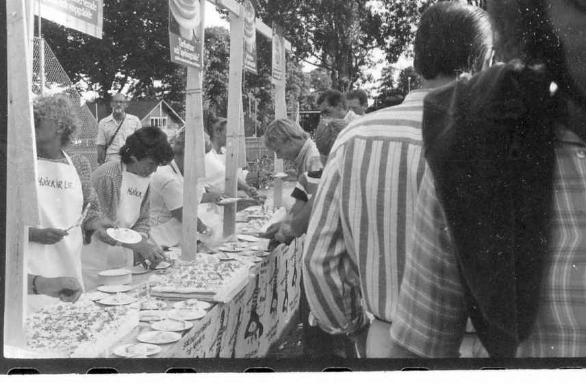 Halmstad, Örjans vall. Prestigederbyt "bäst i stan"- HBK mot Halmia, 18 juli 1984. Foto 1 och 2 (14A-15A) Arla bjöd på gräddtårta. Foto 3, 4 och 5 (16A-18A) Helikopter släppte ner bollar till barnen. Foto 6, 7, 8, 9, 10 (19A-23A) Helikopter släppte ner bollar till barnen. Foto 11 och 12 (24A-25A) Helikopter släppte bollar till barnen. Foto 13, 14 och 15 (26A-28A) Arla luftballong. Foto 16 och 17 (30A-31A) Arla Jet delade ut plastpåsar med reklam.