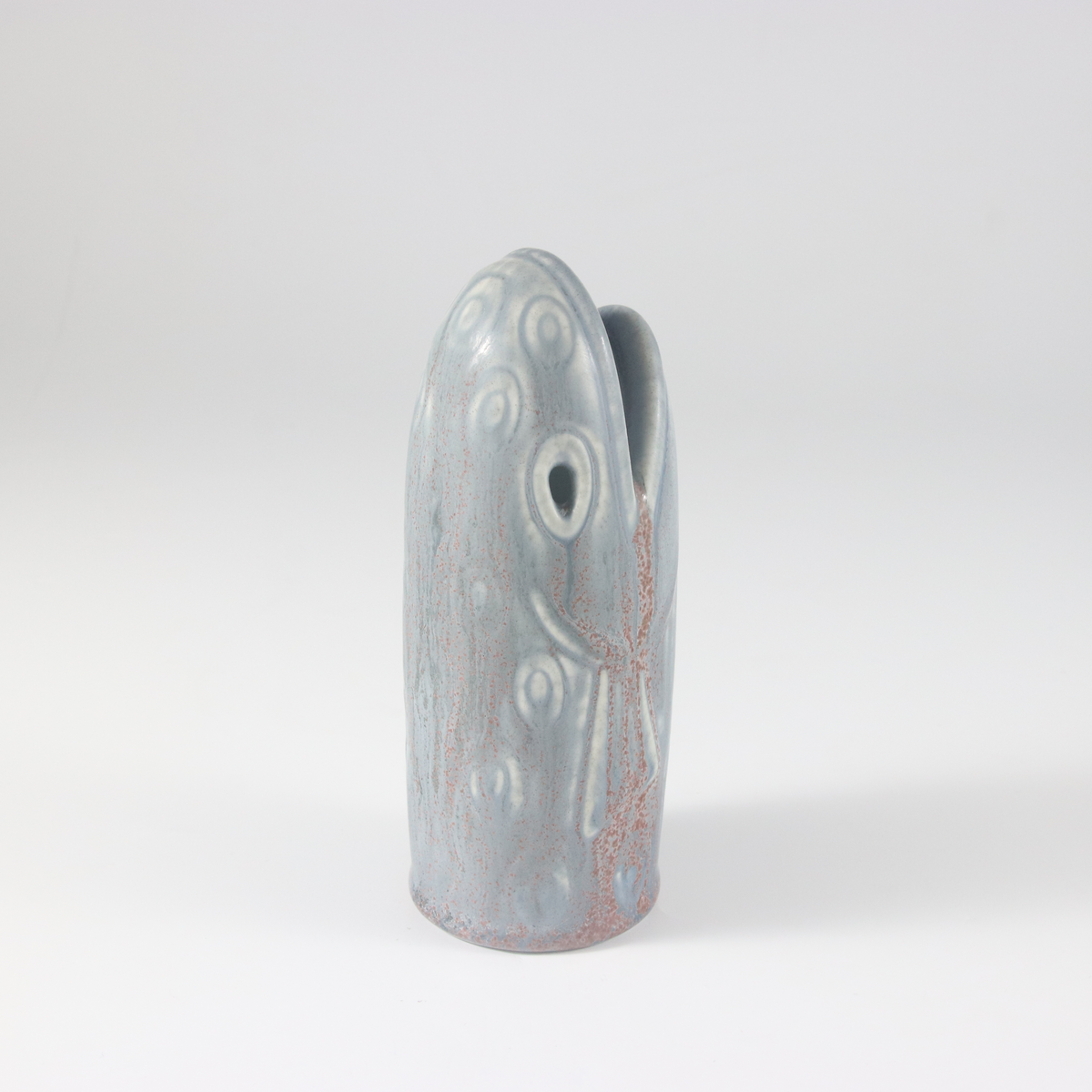 Gunnar Nylund, skulptur i form av fiskhuvud, stengods, gråblå-lila glasyr med rödbruna fläckar, reliefmönster. Rörstrands porslinsfabrik, 1953.