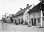 Ett dubbelexponerat och bleknat fotografi men för tiden ovanligt motiv av Storgatan i Linköping. Närmast von Lingens gård, uppkallad efter friherren Herman von Lingen. Det medeltida stenhuset nedanför gatans skärning med Läroverksgatan är del i den så kallade Stenhusgården. Foto 1929.